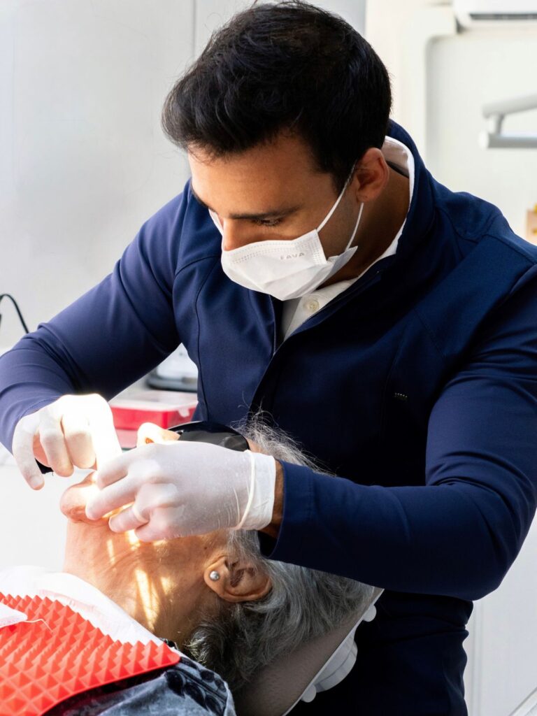 Dr. Daniel Santos realizando atendimento odontológico no Tatuapé