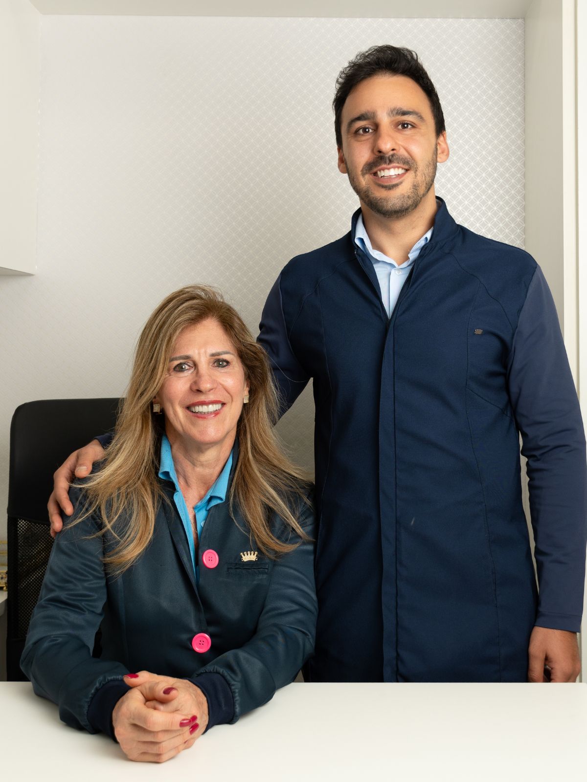 Dr. Daniel Santos realizando atendimento odontológico no Tatuapé