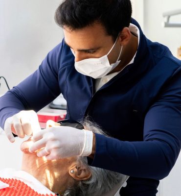 Dr. Daniel Santos realizando atendimento odontológico no Tatuapé